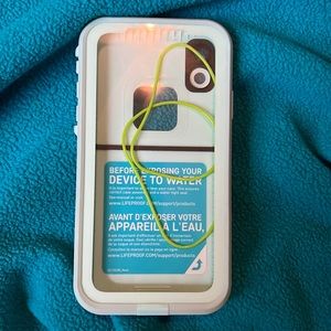 Fre LifeProof iPhone XR case in tiki. Used for one weekend, was fantastic.